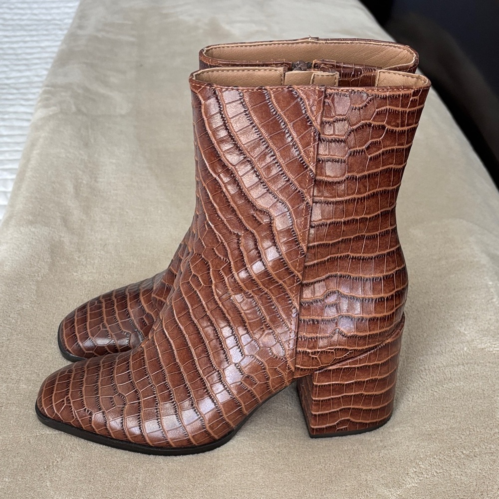 Vionic Harper Brown Crocodile Pattern Ankle Boots… - image 1